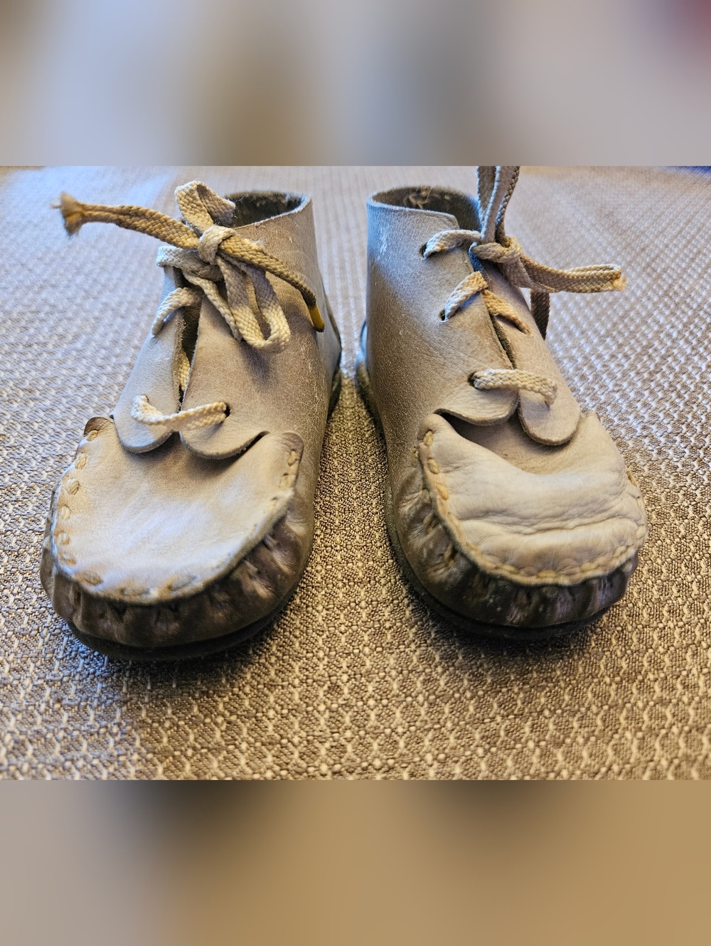 Vintage 1940s Moccasin Style Lace-up Baby Shoes - White - 4.75" Long